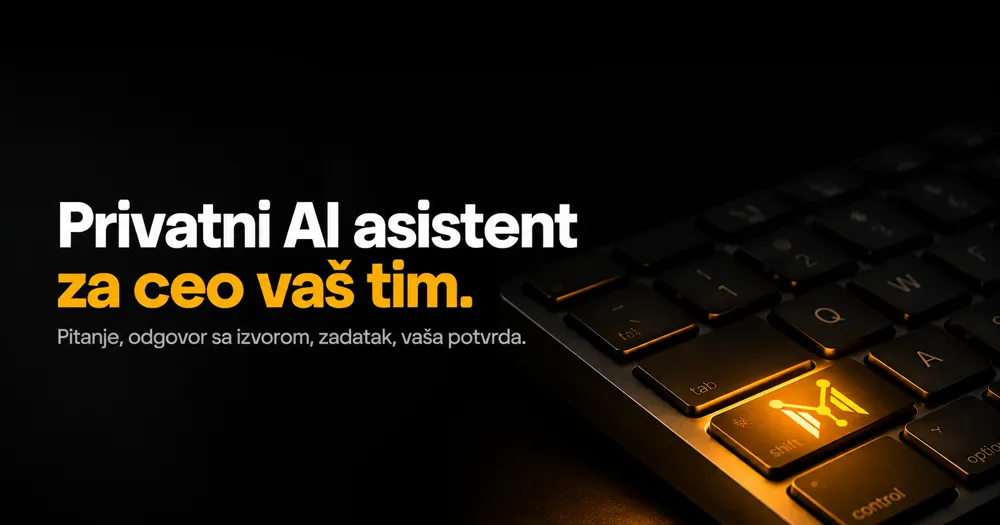 Naslov "Privatni AI asistent za ceo vaš tim." pored tastature sa osvetljenim tasterom